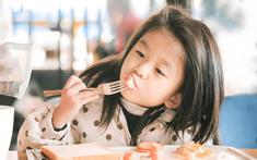 Trẻ thông minh hay không, chỉ cần nhìn cách ăn cơm là biết? 6 dấu hiệu cha mẹ nên để ý