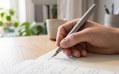 Đi sắm bút mực cho năm học mới: Chọn sai dễ mỏi tay hỏng nét chữ, nhớ kỹ 3 chi tiết này trước khi chốt đơn