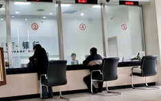 Mang 6,6 tỷ đồng ra ngân hàng gửi tiết kiệm, cụ ông ngỡ ngàng khi tất cả là tiền giả