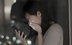 Con gái mượn điện thoại bố xem YouTube, tôi mở giúp rồi lặng người khi phát hiện một chuyến đi của chồng cách đây vài ngày