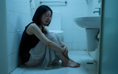 Nhiều hôm đi làm về đến cửa đã nghe tiếng vợ khóc rấm rứt trong nhà tắm, biết lý do mà tôi chỉ có thể bất lực "bó tay"