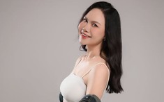 NSND Mai Hoa khoe vai trần gợi cảm tuổi 51, đàn em thừa nhận "chạy mướt mồ hôi"