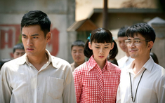Hàng xóm thường nhìn tôi rồi cười mỉa, tôi thấy kỳ quái cho tới ngày đọc được tin nhắn: "Sợ quái gì thằng chồng em, nó biết gì đâu"