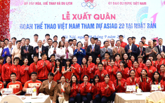 Tuyển thủ Lê Thanh Thúy và Đinh Quang Kiệt cầm cờ Đoàn Thể thao Việt Nam tại ASIAD 20