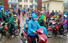 Hai mẹ con gặp tai nạn giữa trời mưa, chồng không hỏi han còn trách vợ, bố chồng liền quát: "Làm cháu ngã còn khóc ăn vạ"