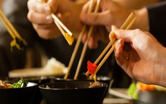 4 thói quen dùng đũa cần bỏ ngay