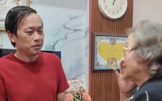 Hoài Linh về nhà mẹ ruột