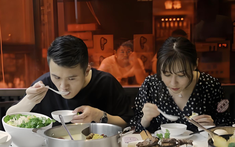 Sinh con xong, tôi bị "mộng du" và sau lần bị chồng bắt gặp trong nhà bếp, anh quyết định "thả phanh" cùng tôi
