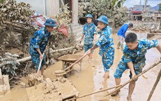 Cán bộ, chiến sĩ Trạm Ra đa 59 giúp nhân dân khắc phục hậu quả bão số 4