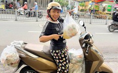 Nữ diễn viên là mẹ đơn thân quê An Giang đi bán cơm, tự đi giao hàng kiếm tiền nuôi con ở TP.HCM