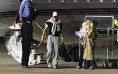 Paparazzi tóm cảnh thánh meme Haaland bước xuống từ máy bay, bạn gái bế con lặng lẽ ở phía sau