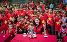 Thúy Ngân tiết lộ lần đầu làm những chuyện này khiến hơn 1.300 em nhỏ vui mừng cùng cô