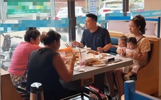 Cả nhà đi ăn lẩu, người mẹ ôm 2 con sinh đôi chỉ biết nhìn mọi người ăn: Nhiều bà mẹ chạnh lòng như thấy chính mình trong cảnh ấy