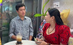 Nữ NSƯT từ Mỹ về cầm một xấp tiền đưa cho "ông trùm" SN 1984