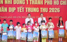 Chủ tịch Quốc hội Trần Thanh Mẫn thăm, tặng quà Trung thu cho bệnh nhi Bệnh viện Nhi đồng 1