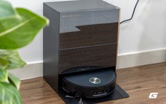 Đây là chiếc robot hút bụi lau nhà giá ngang xe tay ga, sở hữu không chỉ một mà tới hai “vũ khí” độc đáo