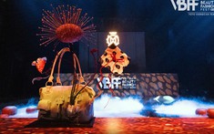 "Chơi trội" như CHAUTFIFTH: Tự may 20 bộ đồ Y2K, custom riêng từng đôi giày - cái túi cho dàn Miss World!