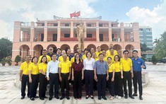 Chi bộ Siêu thị Hòa Bình kết nạp hai đảng viên trẻ tại Bến Nhà Rồng