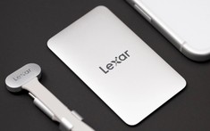 Lexar tạo ra SSD mỏng nhất thế giới, không thể chứa nổi cổng USB-C, vậy kết nối bằng cách nào?