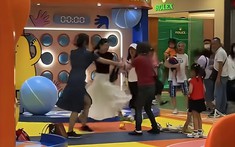 2 đứa trẻ 5 tuổi tranh một quả bóng, 3 người lớn bị cảnh sát đưa về đồn