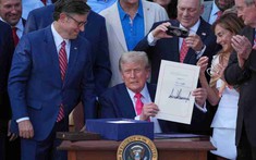 Ông Trump ký ban hành đạo luật dài 870 trang