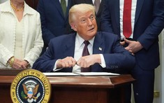 Ông Trump bất ngờ áp thuế mới, kinh tế toàn cầu thêm một lần rung chuyển