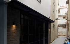 Nhà 2 mặt tiền hẻm nhỏ Hà Nội hóa giải sự thiếu sáng của nhà ống dài