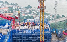 Đón sóng đô thị phía Đông: Căn hộ ven sông Fresia Riverside đã cất nóc sau 542 ngày thi công