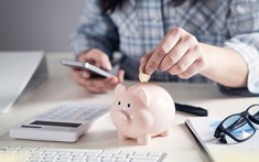Lãi suất tiết kiệm tiếp tục giảm