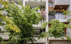 Nhà ống 3 tầng hóa giải sự ngột ngạt nhờ lõi thông tầng và thông gió xuyên phòng