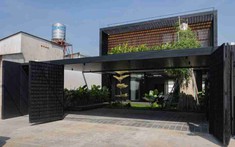 Nhà lô phố TP.HCM: Khi sắc đen ẩn giấu giải pháp "đóng bên ngoài, mở bên trong"