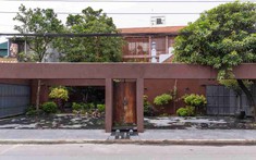 Nhà phố Ninh Bình: Cấu trúc 3 lớp lọc bụi và tiếng ồn xa lộ cho khuôn viên di sản