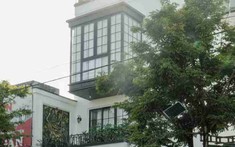 Gạch kính cản nắng hướng Tây cho nhà ống Đà Nẵng đậm chất Indochine