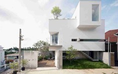 Nhà hướng Tây 102m² tại Huế: Lõi cầu thang mặt tiền và vật liệu bản địa làm mát tự nhiên