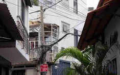 Nhà phố chỉ 20 m² TP.HCM: Cấu trúc xoay khối vuông và dải đệm thang bọc quanh