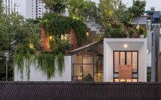 Nhà lệch tầng 110 m² TP.HCM sở hữu công viên xanh ngập bóng mát trên mái