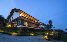 Biệt thự trên đỉnh đồi ngoại ô Hà Nội: Lớp vỏ da thở hai tầng và lõi thang hình lò gạch ký ức