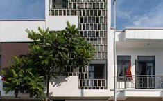 Cải tạo nhà ống hẹp 60m2 tại Huế Cấu trúc da thở hai lớp chống nắng hướng Tây và chống ngập