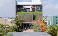 Cải tạo nhà phố thương mại tại Phú Thọ: Biến mái cũ thành nhịp sống mở và dải thang thép màu cam