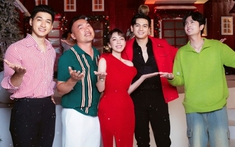 Dàn cast “Nụ hôn bạc tỷ” tung bộ ảnh giáng sinh, mái tóc gây sốt của Tiến Luật chiếm trọn spotlight