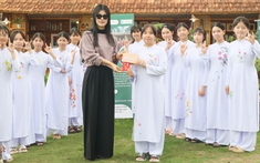 Phúc Anh trao tặng áo dài cho các bé gái tài năng, nối dài dự án "54 dân tộc Việt Nam"
