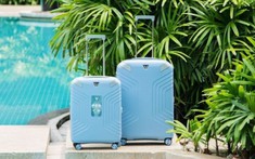 Điểm danh những mẫu vali màu sắc 'trendy' khiến giới trẻ phát cuồng!