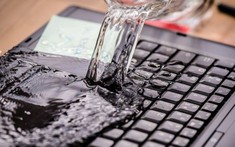 Cách xử lý máy tính bị đổ nước đúng cách nhanh chóng, hiệu quả