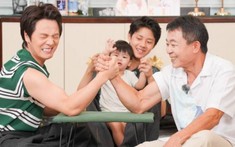 Tập 4 Mẹ vắng nhà Ba là siêu nhân: Cười ngất với tuyệt chiêu đút em ăn 'tuân thủ khoảng cách 1 mét' của quý tử nhà Đăng Khôi