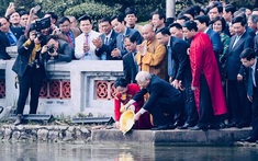 Tổng Bí thư, Chủ tịch nước cùng kiều bào thả cá chép tại Hồ Gươm