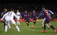 Messi lập cú đúp giải cứu Barca