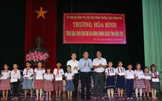 Phó Thủ tướng Thường trực trao quà, học bổng ở Bến Tre, Long An