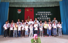 Về huyện Nga Sơn trao học bổng Thắp sáng ước mơ đến trường