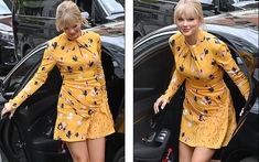 Taylor Swift khoe eo thon chân dài, đẹp quyến rũ với đầm vàng rực rỡ