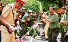 Thanh niên, phụ nữ Công an Đắk Lắk tranh tài kéo co